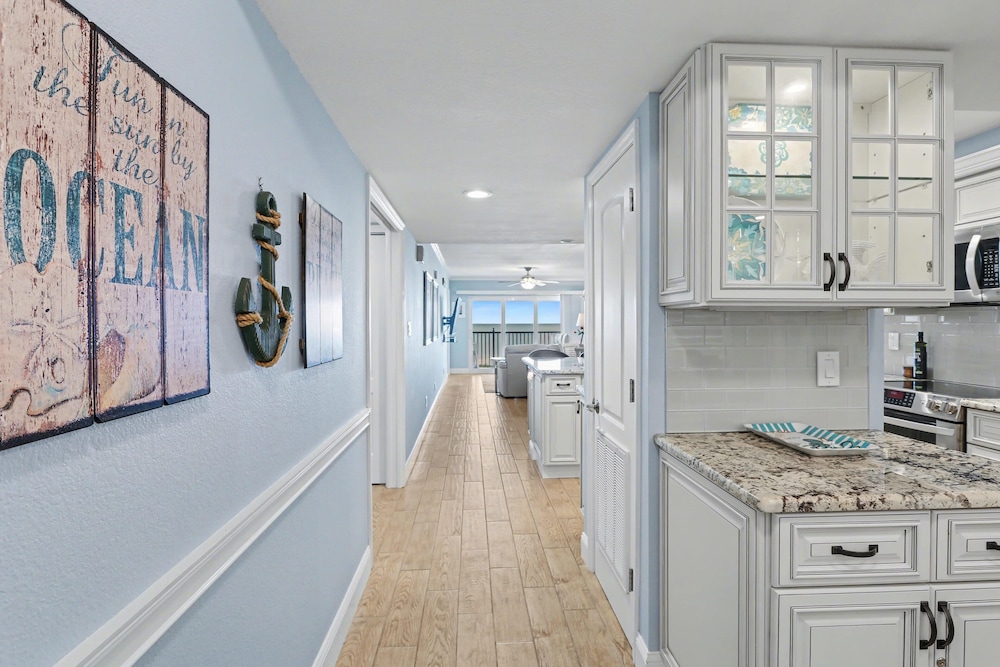 Land's End 9-402 Beach Front - Premier