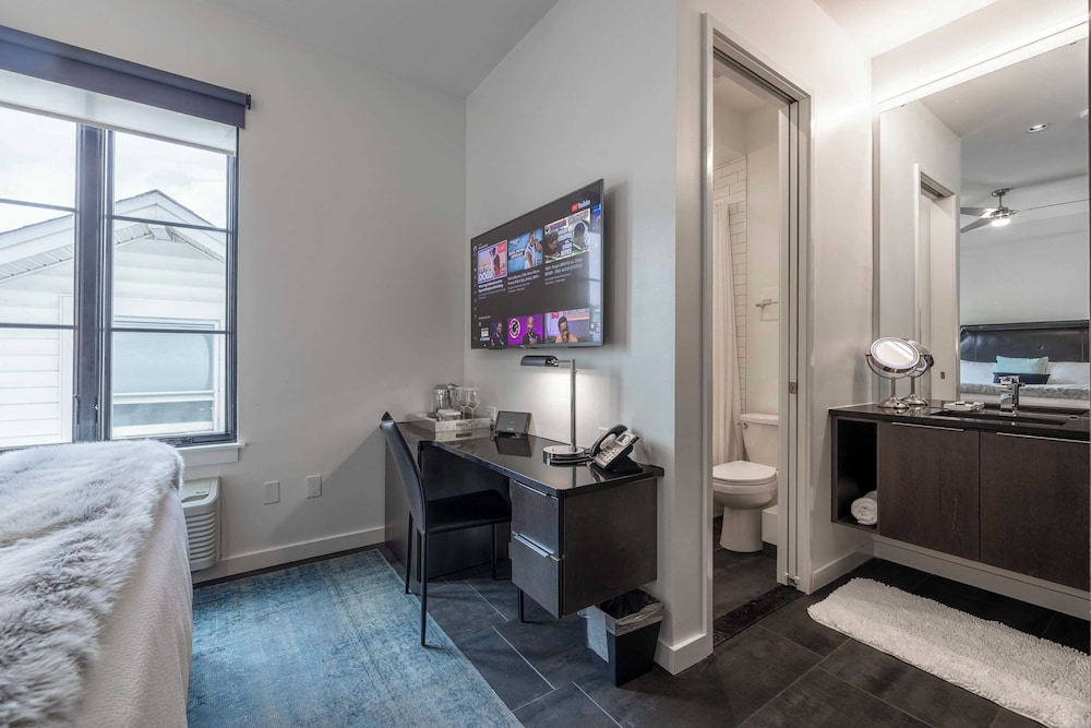 121 Hotel Floor 1 & 2 by Avantstay Sleeps 34, 10 Units in Nashville