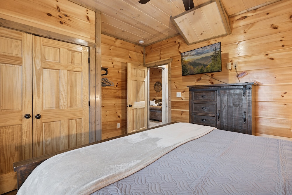 Smoky Blue Haven 3 Bedroom Cabin
