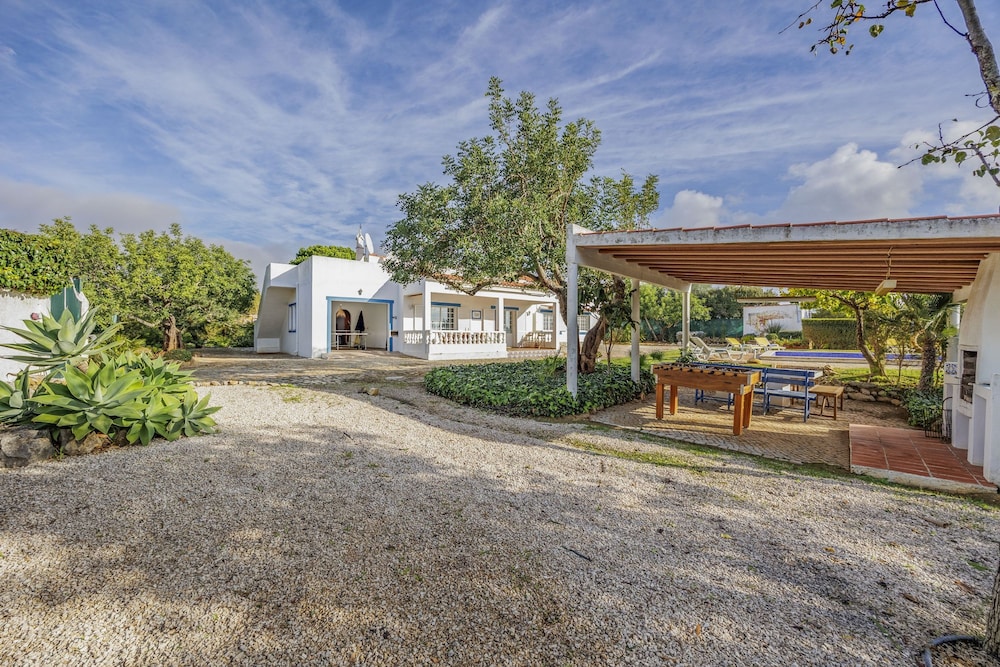 Muxima in Quelfes With 3 Bedrooms and 2 Bathrooms