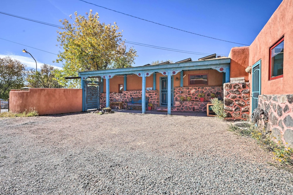 Unique Santa Cruz Studio ~ 25 Mi to Santa Fe
