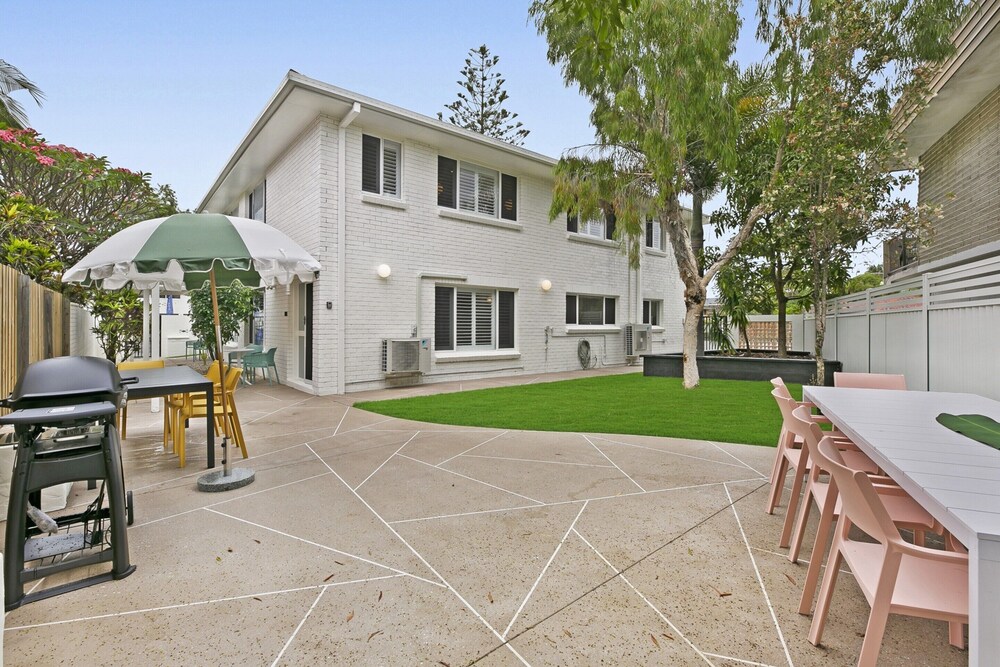 Mediterranean Surfers Paradise Townhouse With BBQ