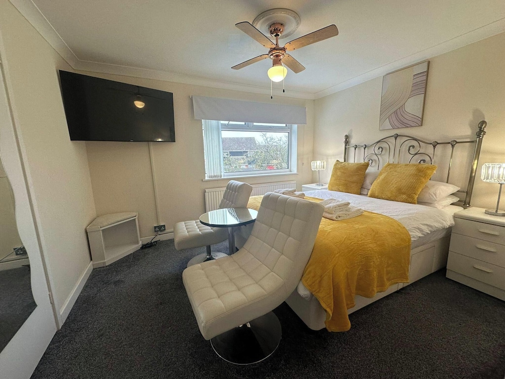 4 Bedroom Seaside House in Clacton-on-sea Sleeps 8
