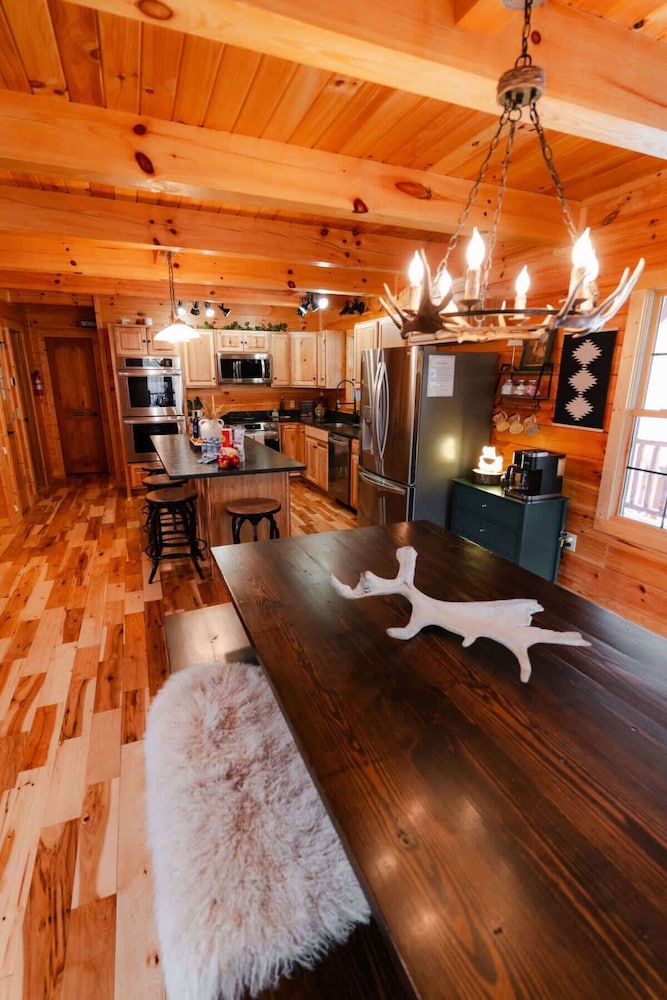 Sleeps 16! Luxury Cabin With Game Room & Hot Tub