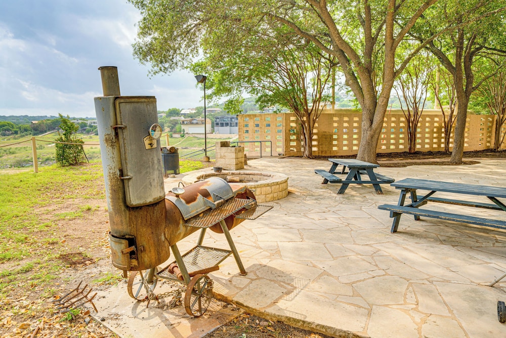 Community Perks: Scenic Lake Travis Getaway!