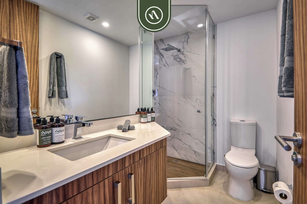 Brand New 1 BR Condo - Pool - Jacuzzi - Gym