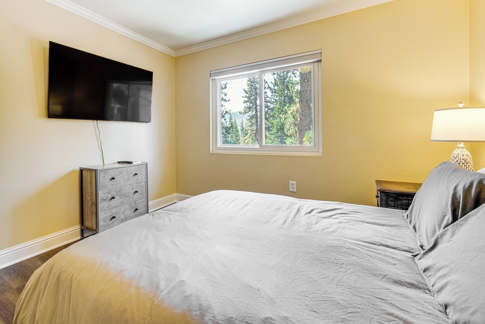 6 Mi to Donner Tahoe Skiing: Cozy Truckee Gem! view 3