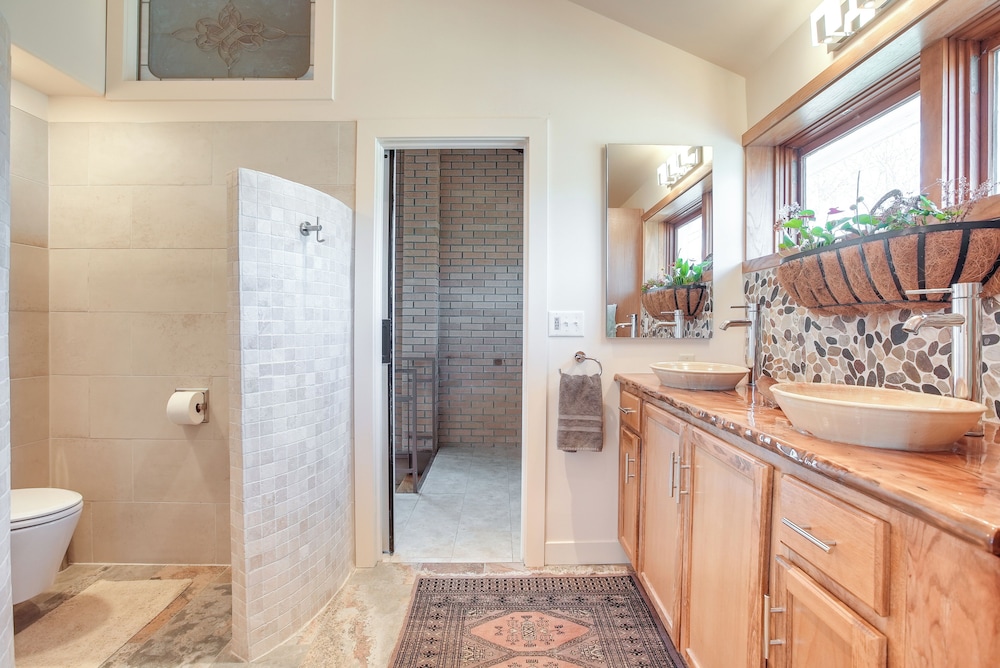 Spacious & Updated Farmhouse in Yellow Springs