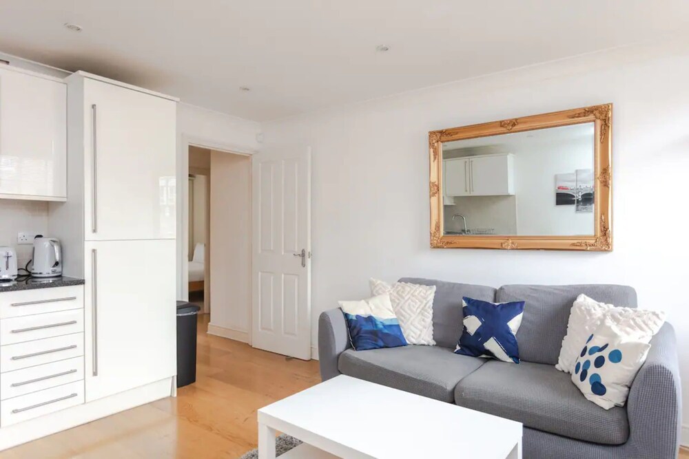 Homely 2 Bedroom Flat Near Embankment Station