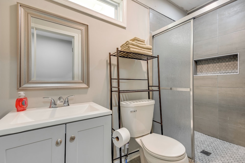 Inviting Home w/ Backyard: 8 Mi to Dtwn Atlanta!