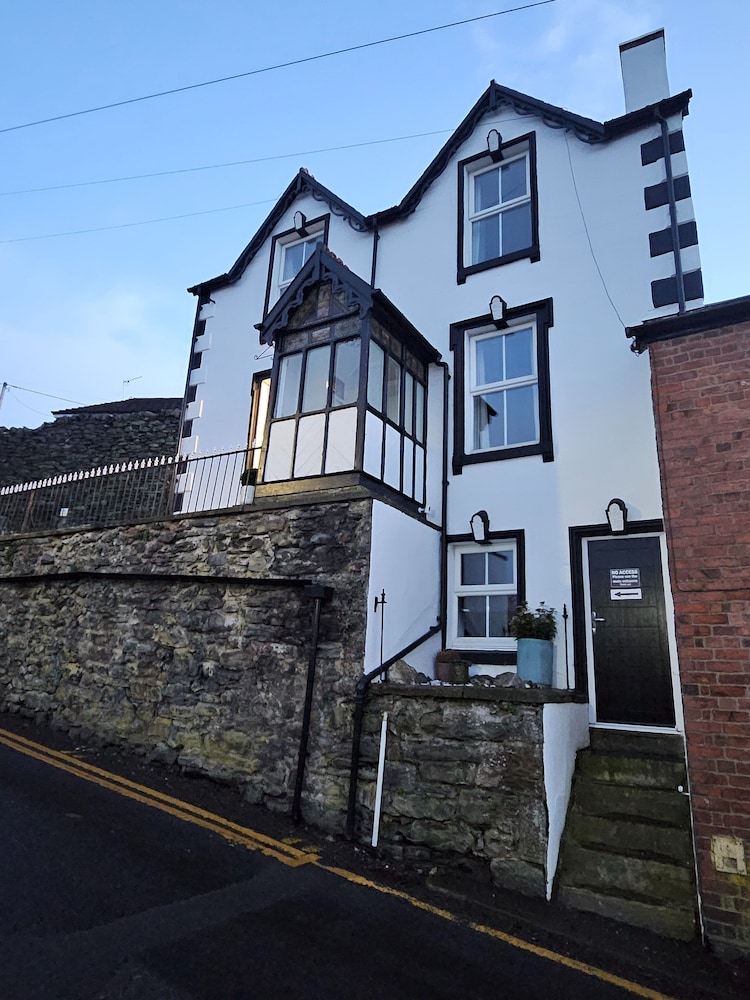 Llangollen Retreat With Stunning Views of the Castle