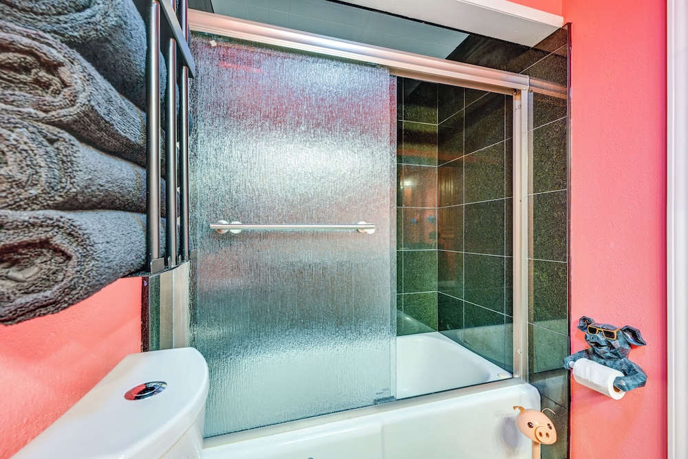 9 Mi to Spanaway Park: Home w/ Indoor Hot Tub