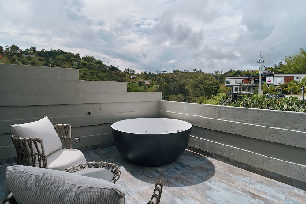 Roka Hotel