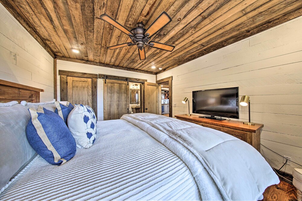 Luxury Mineral Bluff Cabin w/ Views & Hot Tub! view 2