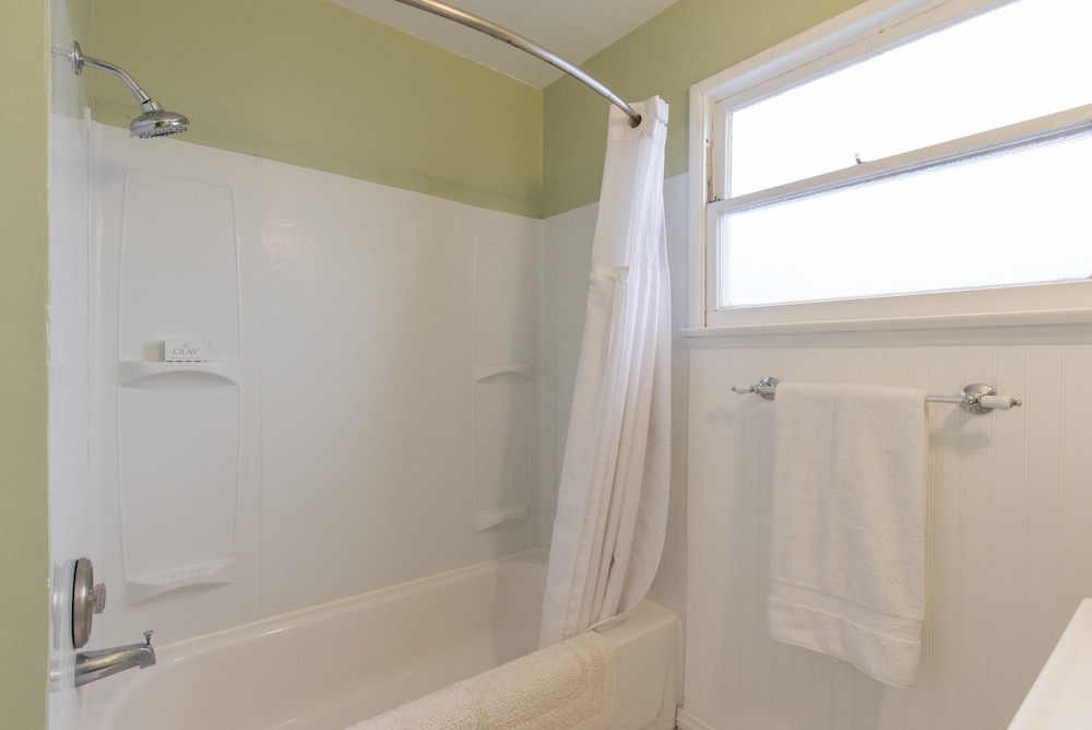 Ventura Vacations - Ventura Beach Cottage - Property Image 9