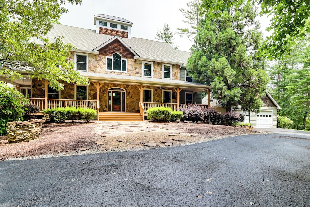 Game Room & Fireplaces: Group Dahlonega Getaway