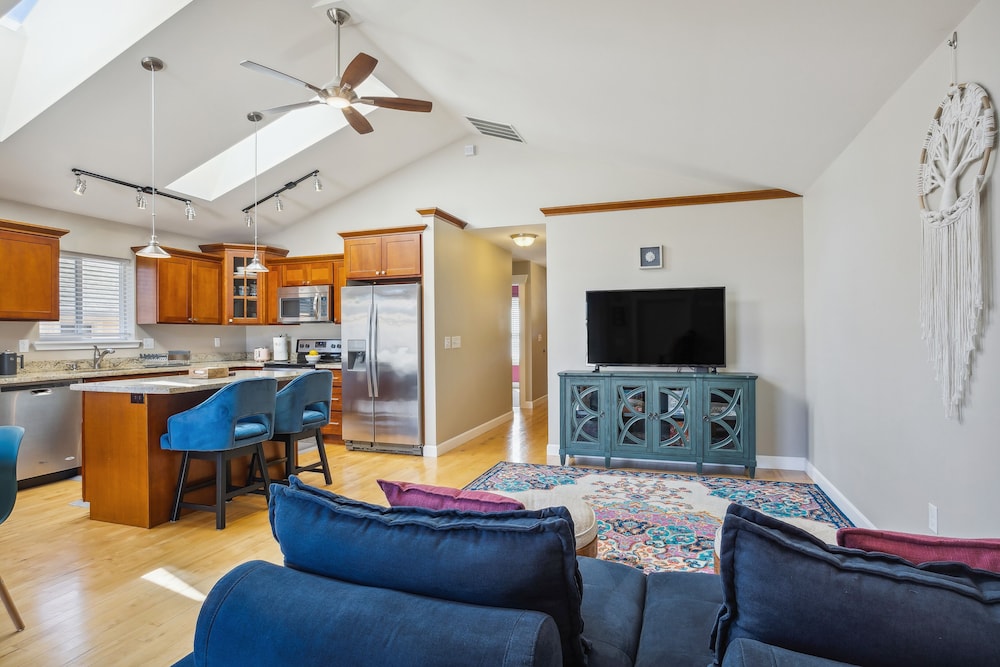 Seattle Vacations - Cheery Tacoma Vacation Rental: 7 Mi to Owen Beach! - Property Image 2