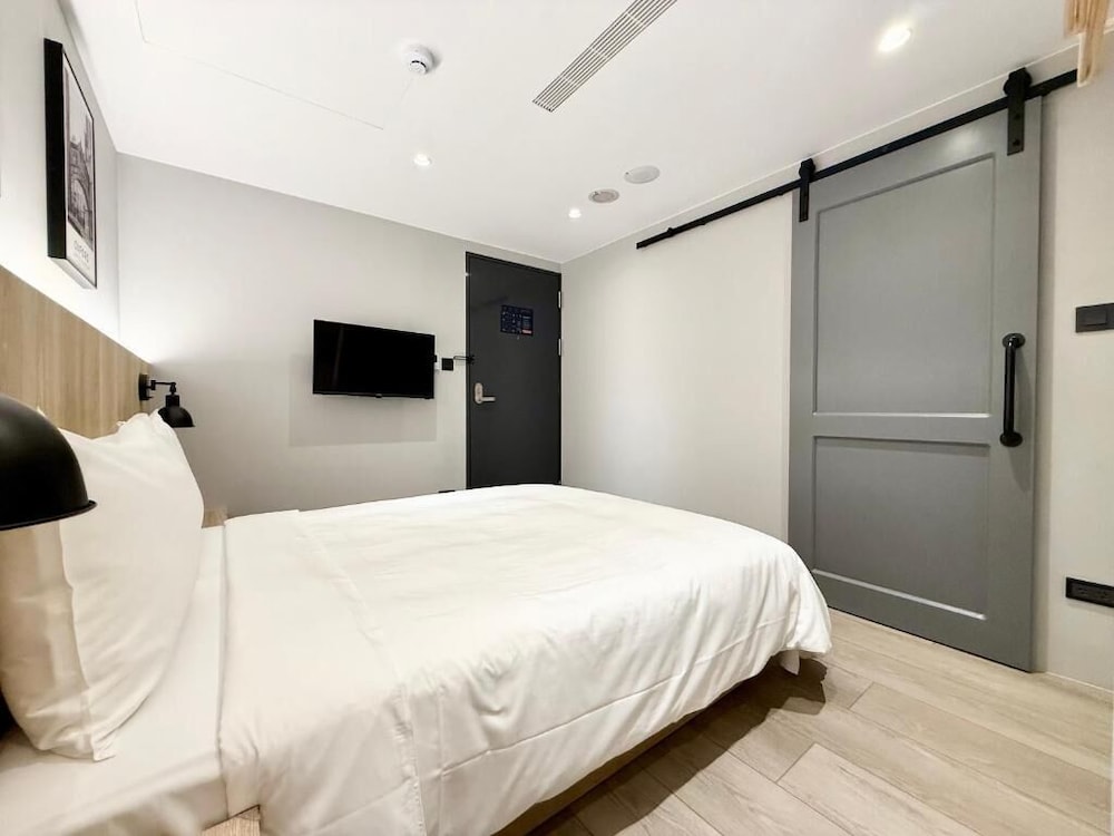 N2 Hotel