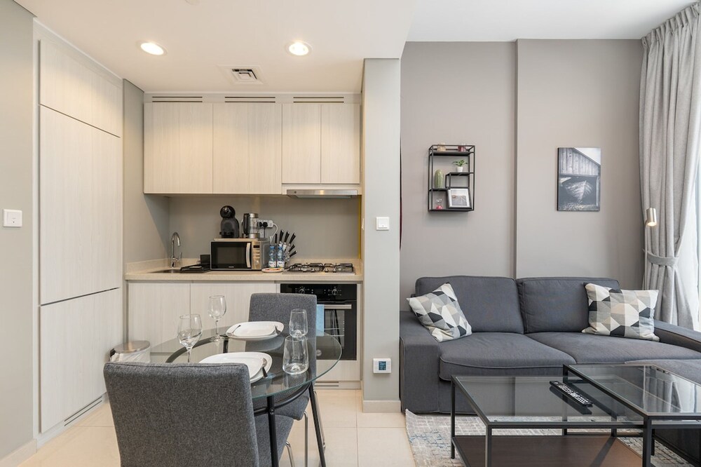 Stylish 1-bedroom Apartment With Stunning Canal Views at Business Bay