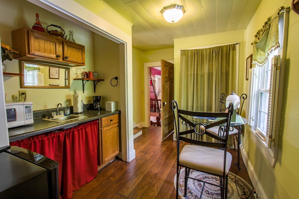 Buffalo Tavern Bed & Breakfast view 4