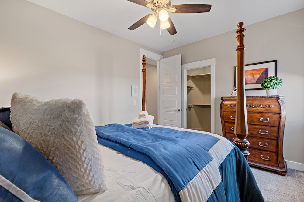 Hurricane Falls Pool, Hot Tub Plus Dog Friendly! 4 Bedroom Home