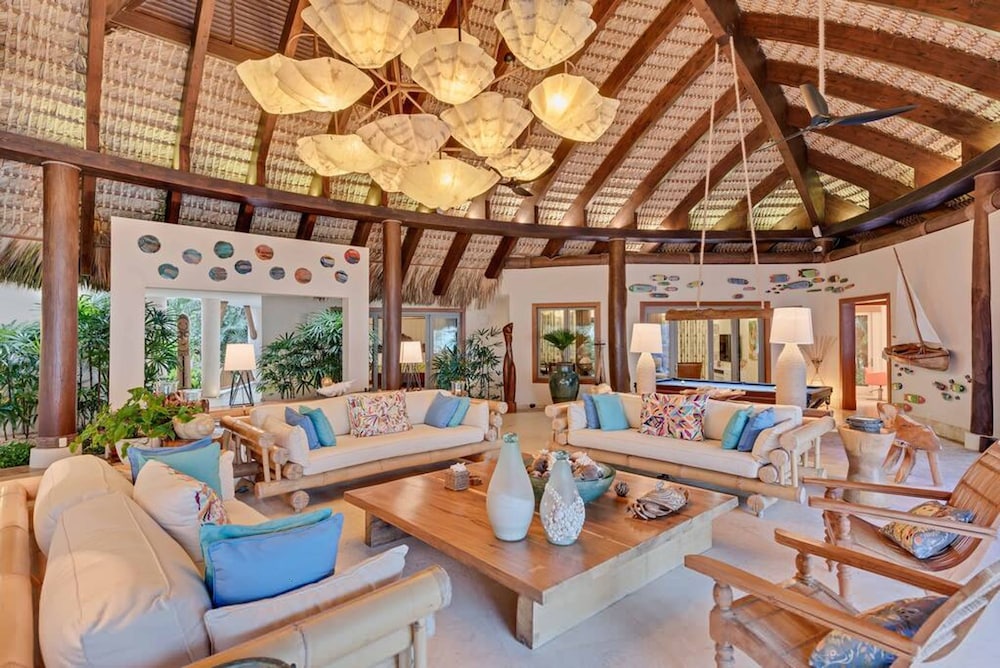 Dazzling Beachfront Villa With Swim-up Bar
