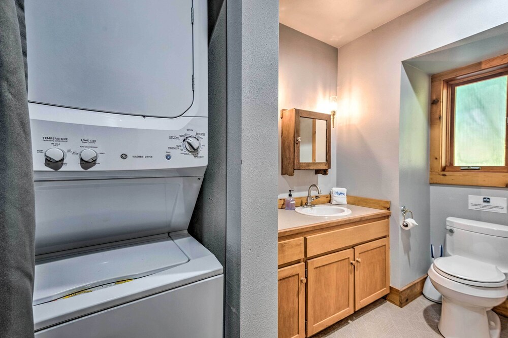 Riverfront Skykomish Cabin w/ Private Hot Tub!