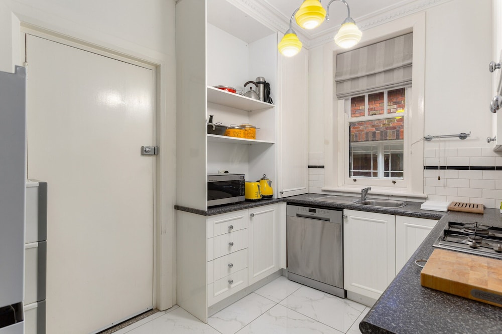 Eclectic Art Deco Apartment in Great Location