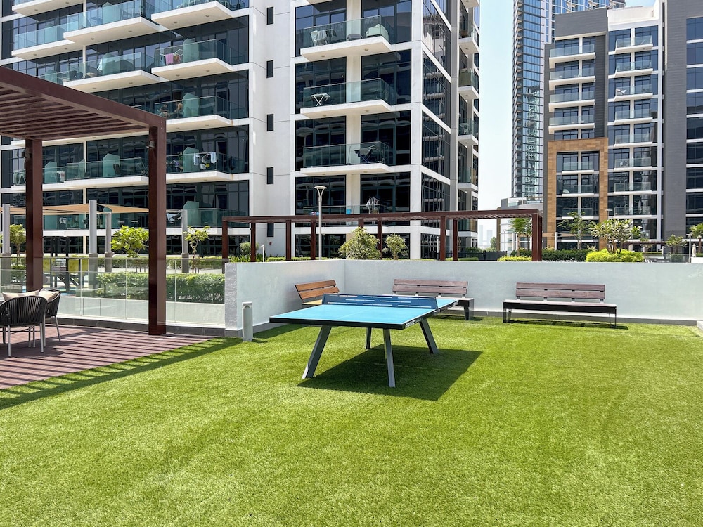 Cozy 1BR with Balcony Views