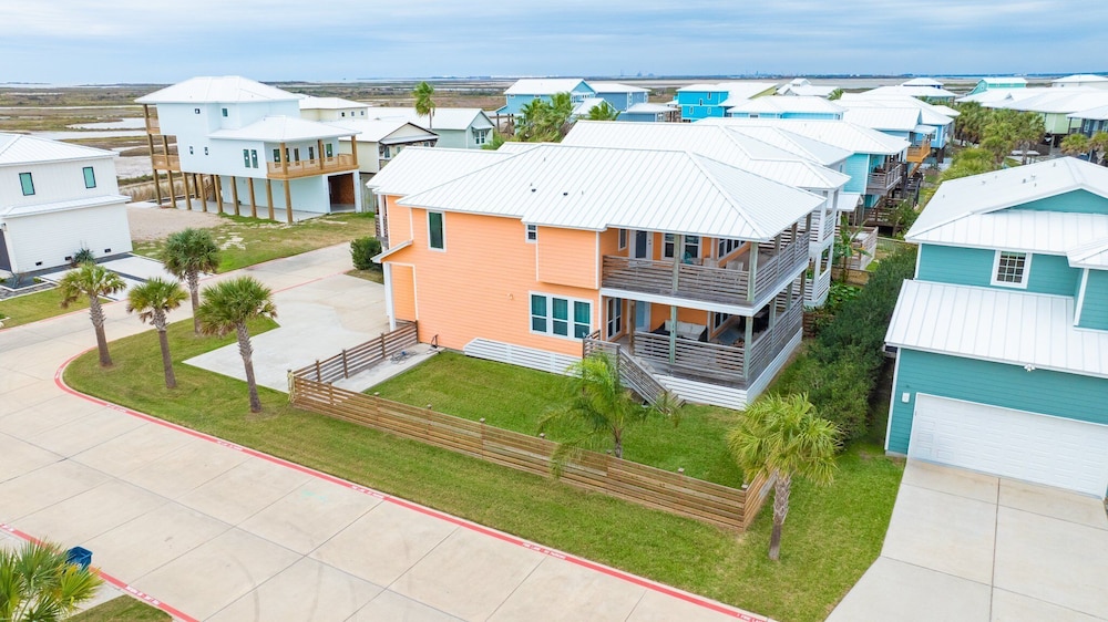 Sunrise Paradise - Pet Friendly! Community Pool!