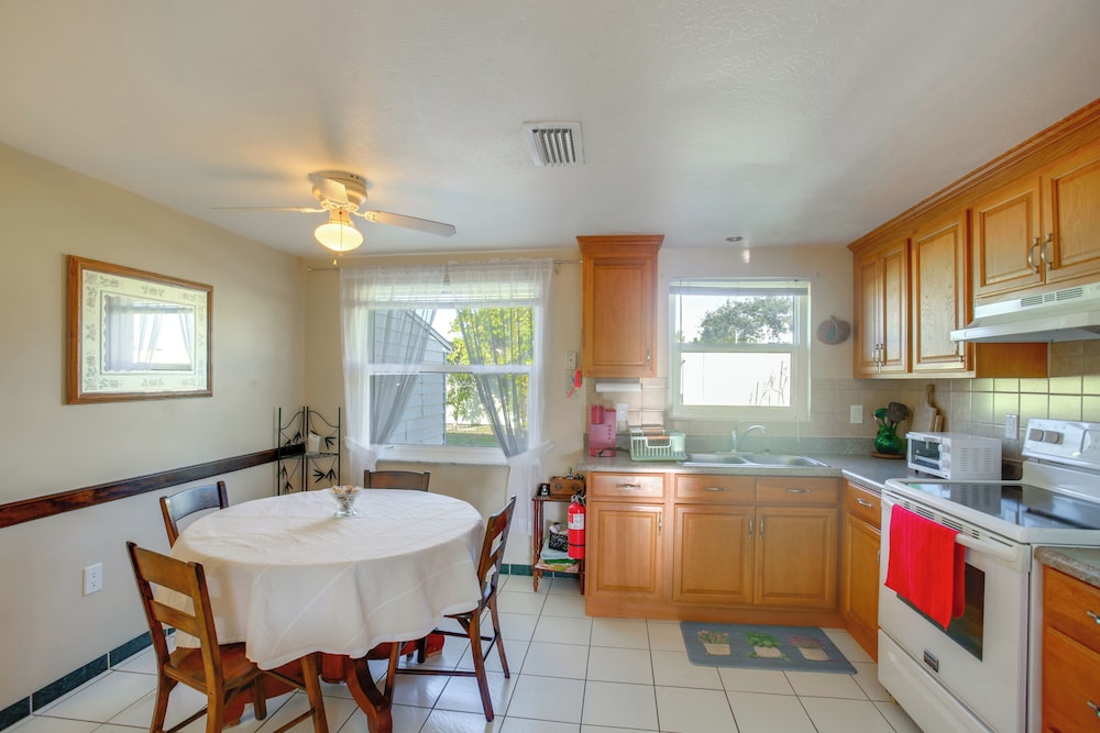 3 Mi to Beach! Sunny Englewood Retreat w/ Lanai
