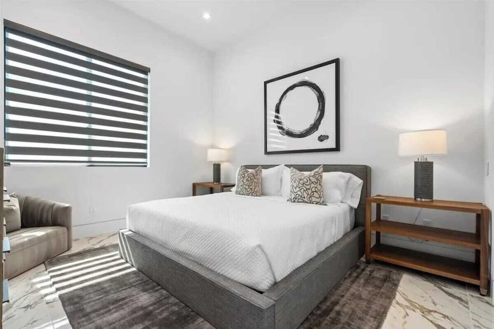 Sleeps 20 7-bedroom Villa w/ Pool, Putting Green & Hot Tub Bravo Villa #11 by Avantstay