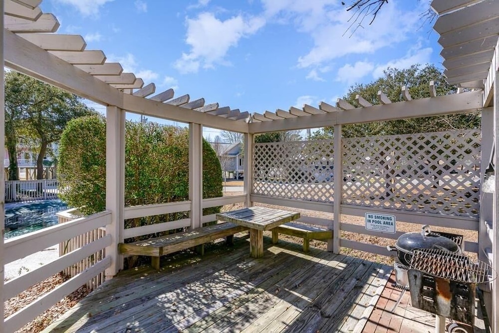 Sea Grove 2 Bedroom Condo by Redawning