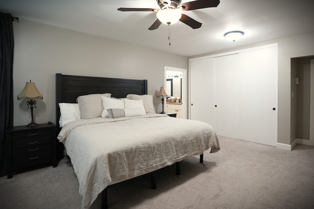 Designer decorated 6 bedroom 4 bath pool home