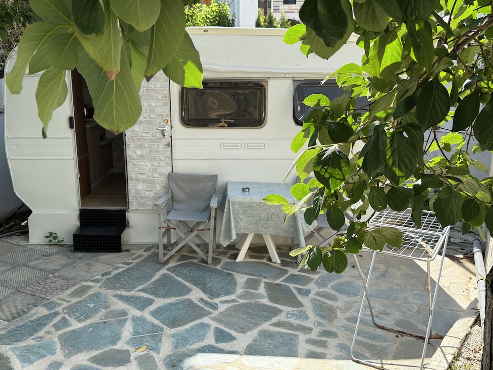 GARDEN APARTMENT (ELECTRIC CAR CHARGING STATION)