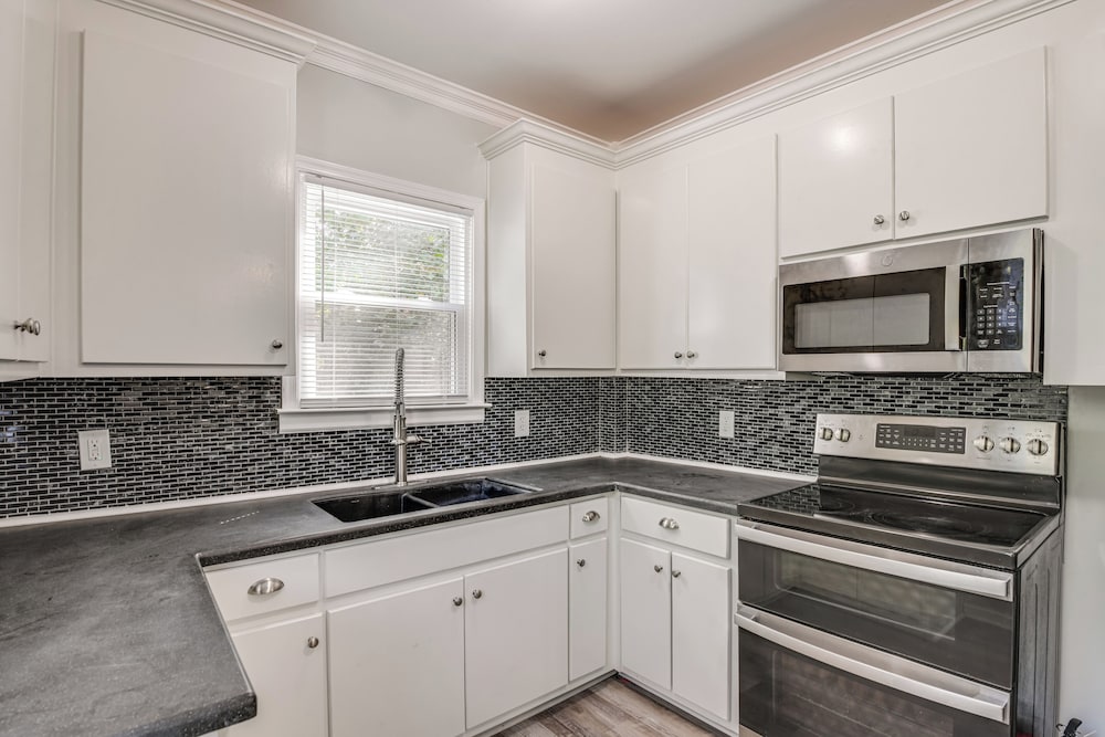 11 Mi to Fort Lee: 30-acre Retreat w/ Scenic Views