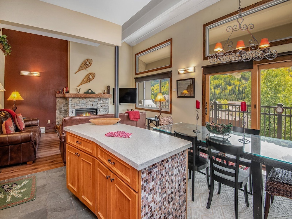 Vantage Point Condo 411 view 2