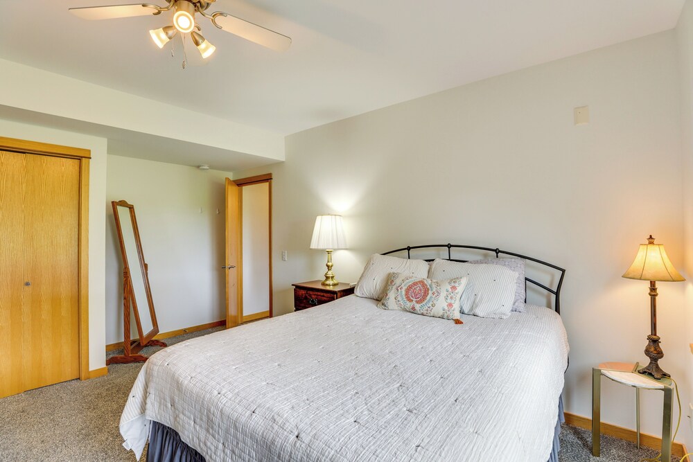 Outdoor Oasis: Luxe Flat in Mt Horeb!