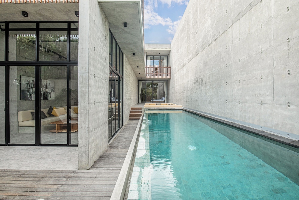 Modern 4BR Canggu Retreat Just 8mins to the Beach