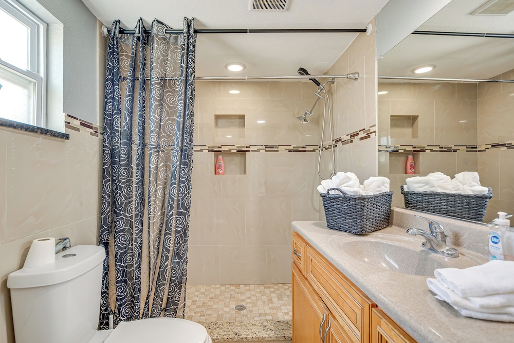 8 Mi to Sunset Beach: Home w/ Large Patio + Pool!