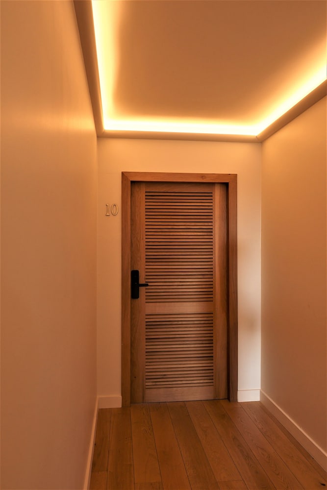 LES SUITES DU PORT by Le Saint Ferdinand