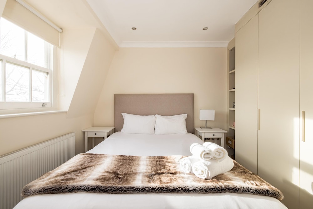 Light-filled Chelsea Duplex photo 3