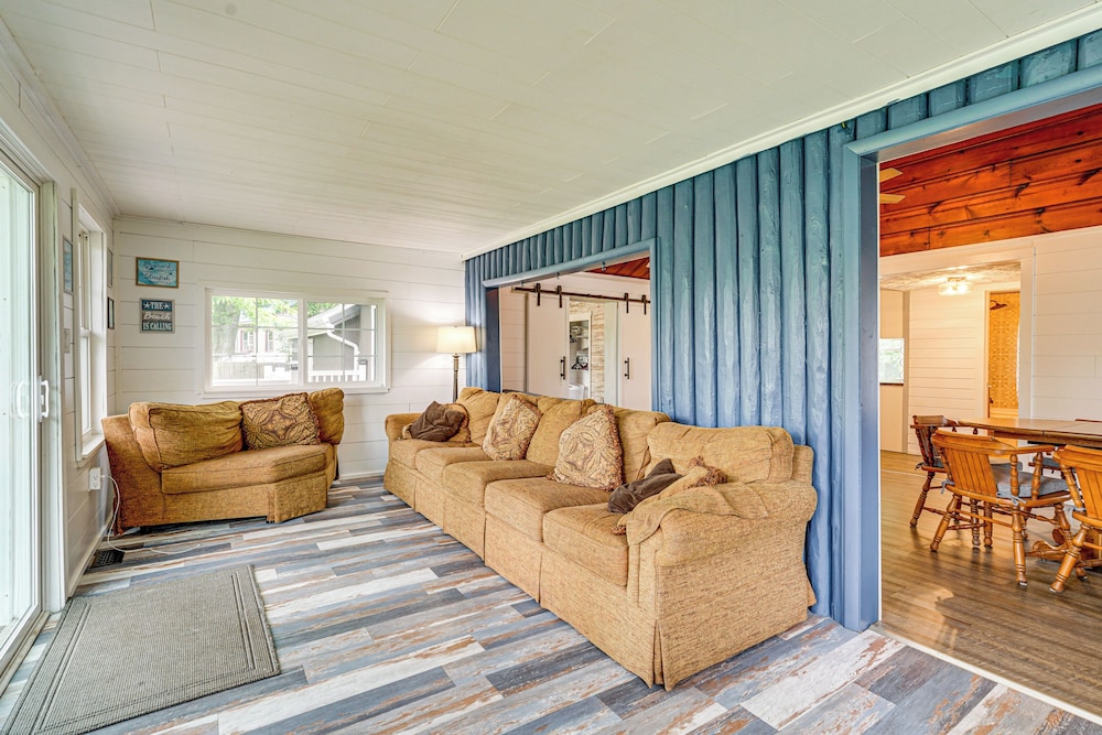 Walk to Cranberry Lake: Quaint Family Cottage