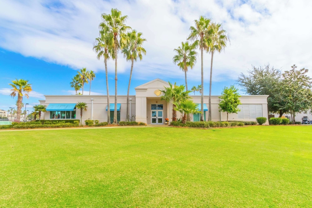Luxury 3 Bed 3 Bath Resort Beaches Pool Golf