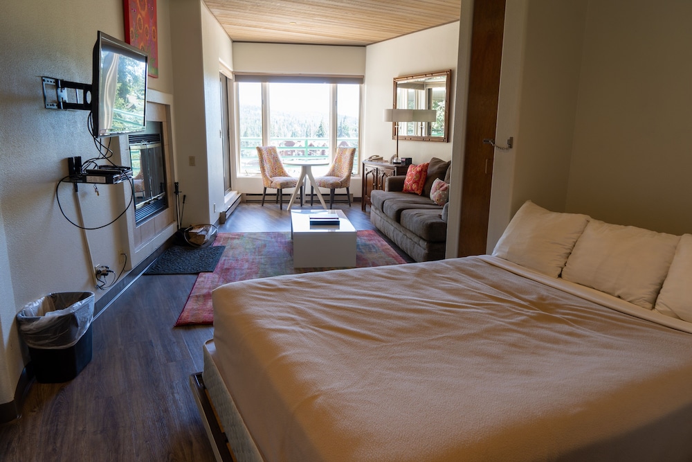 Purgatory Ge Studio Deluxe Studio Bedroom Hotel Room by Redawning view 5
