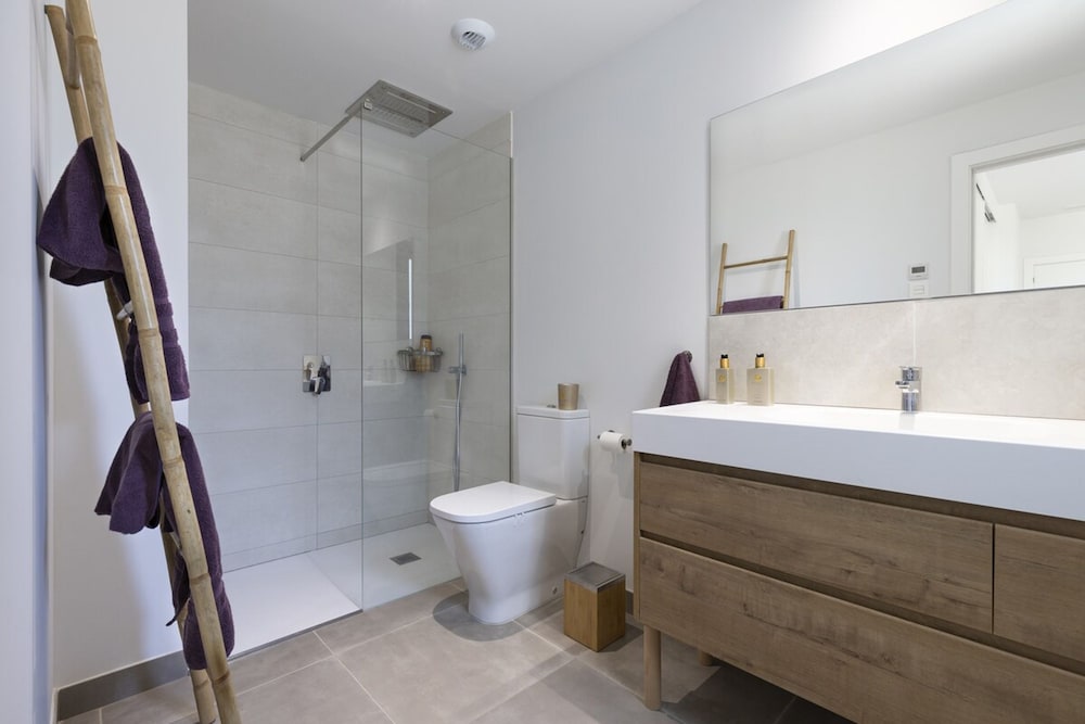 Luxury Apartment With Garden in Higueron