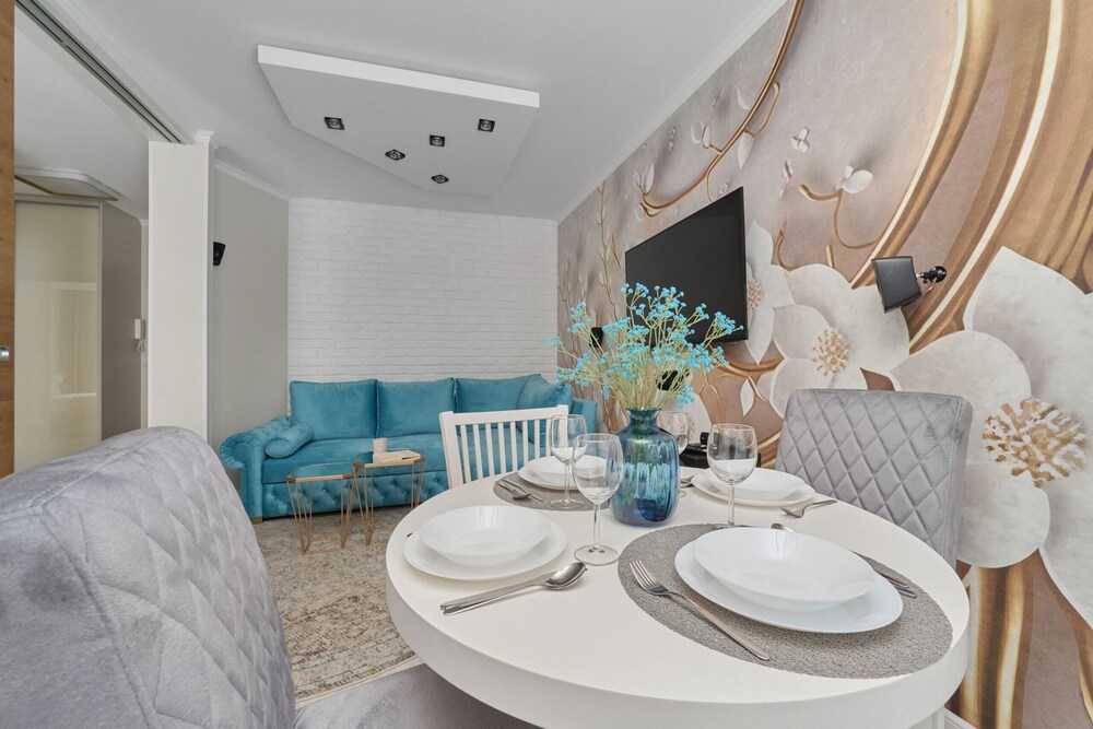 Floral Apartment Nyska by Renters
