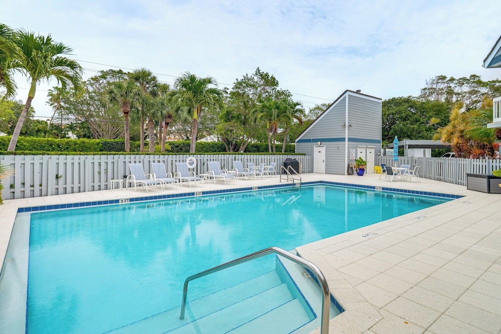 Pool & Beach Access: Vero Beach Condo!