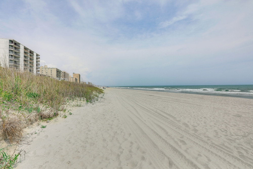 1 Mi to Barefoot Landing: Condo w/ Pool Access!
