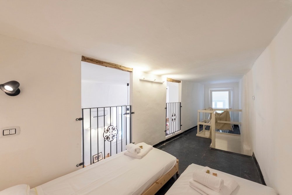 Excellent 2-bed flat in Genoa's Old Town